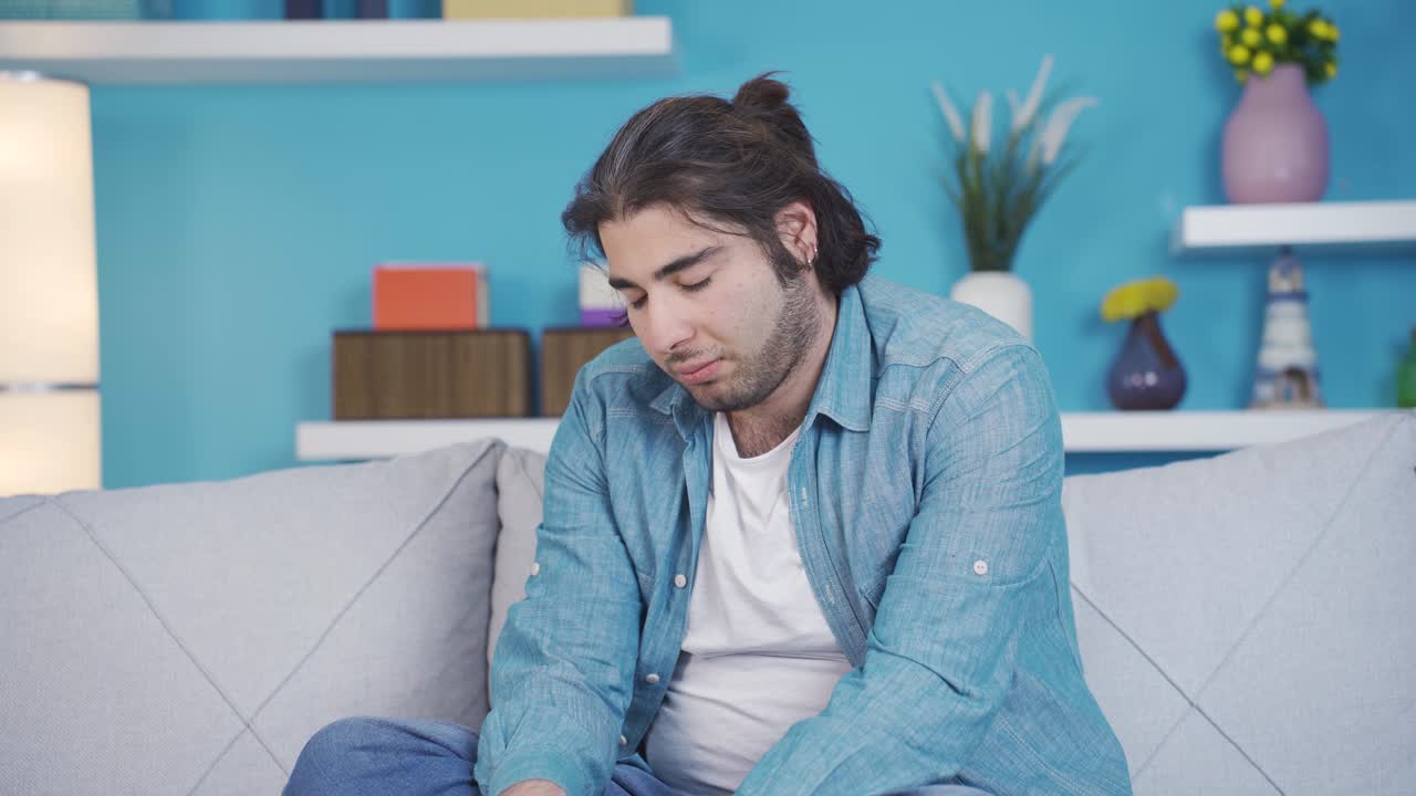 심리적, 정신적 건강 문제가 있는 젊은이입니다.