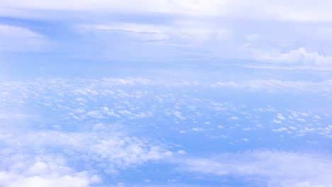 Heller-Und-Schöner-Blauer-Himmellandschaftshintergrund,-Höher-Schwebende-Bewegungswolken,-Erstaunliches-Weiches-Muster