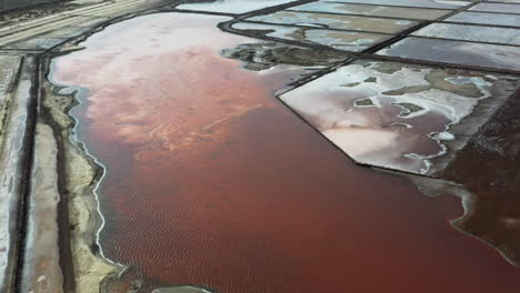 Toma-Aérea-De-Los-Estanques-De-Evaporación-De-Sal-De-Pedra-De-Lume,-Dentro-Del-Cráter-De-Un-Volcán-Extinto