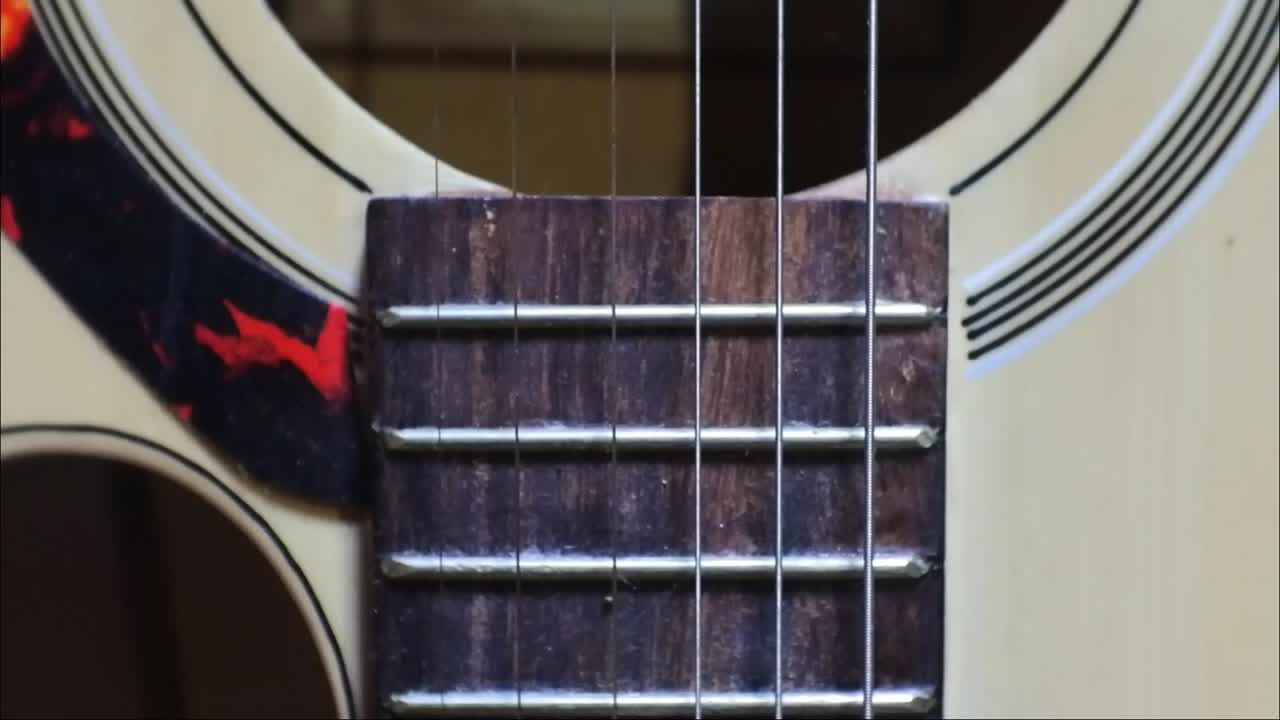 clavijas de guitarra en una guitarra de seis cuerdas