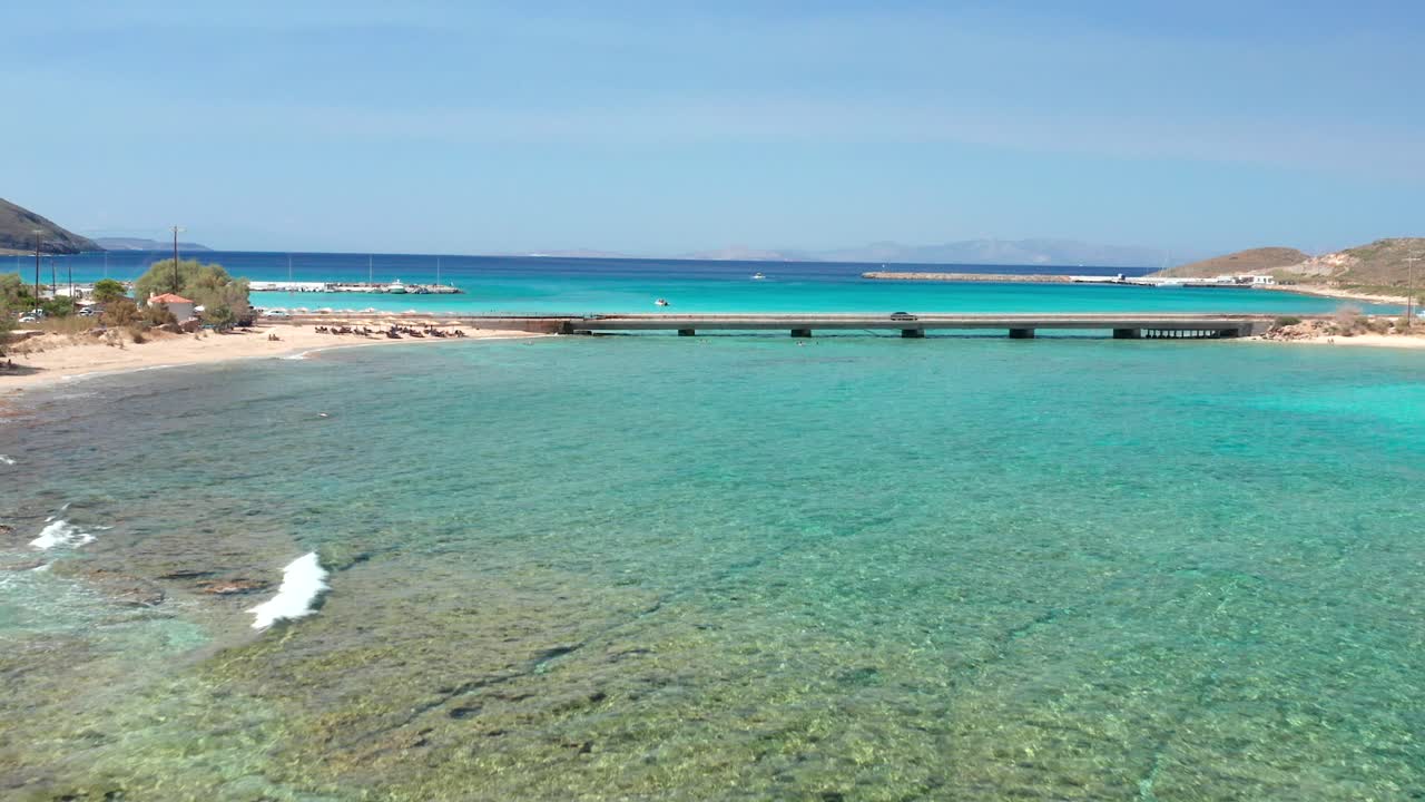 맑고 청록색이며 밝은 물을 가로지르는 디아코프티 자동차 다리, 키티라 그리스