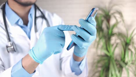 médico que utiliza un teléfono inteligente