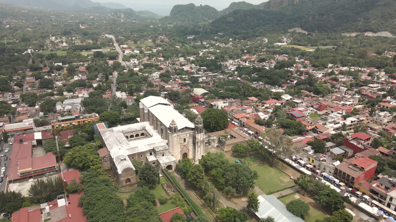 vista del convento del siglo xvi cerca de la ciudad de méxico en tepoztlán