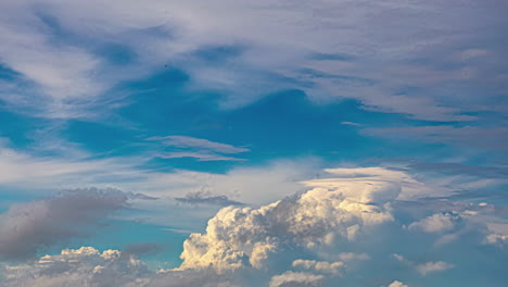 blauwe hemel met witte cumulus wolken met zonlicht dat op de wolken valt op een bewolkte dag in timelapse