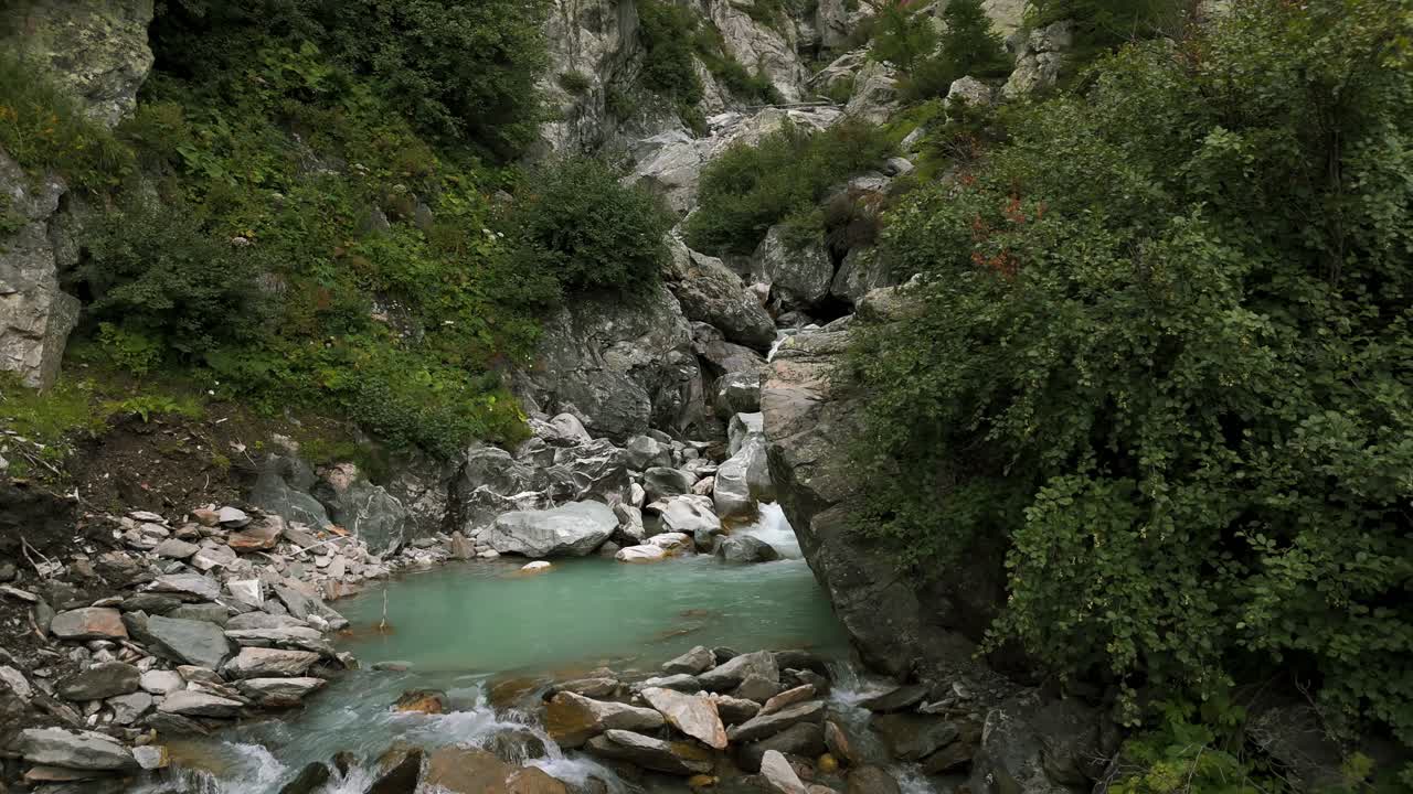 increíble cascada de montaña del paso de furka en suiza