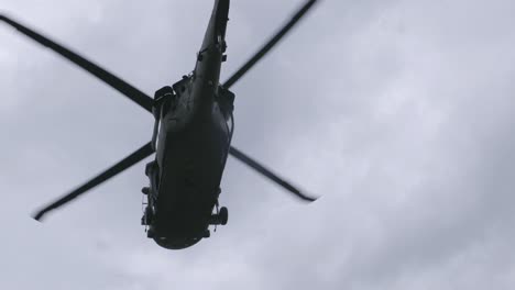 imágenes en cámara lenta del helicóptero blackhawk volando por encima