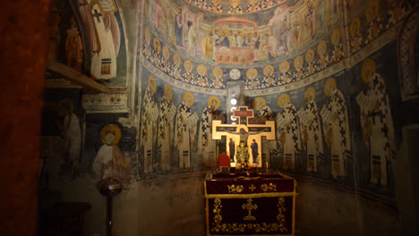 Revelando-Un-Altar-De-Iglesia-De-Oro-Y-Una-Cruz