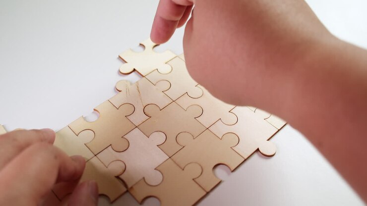 Disporre i pezzi di un puzzle uno per uno su un tavolo