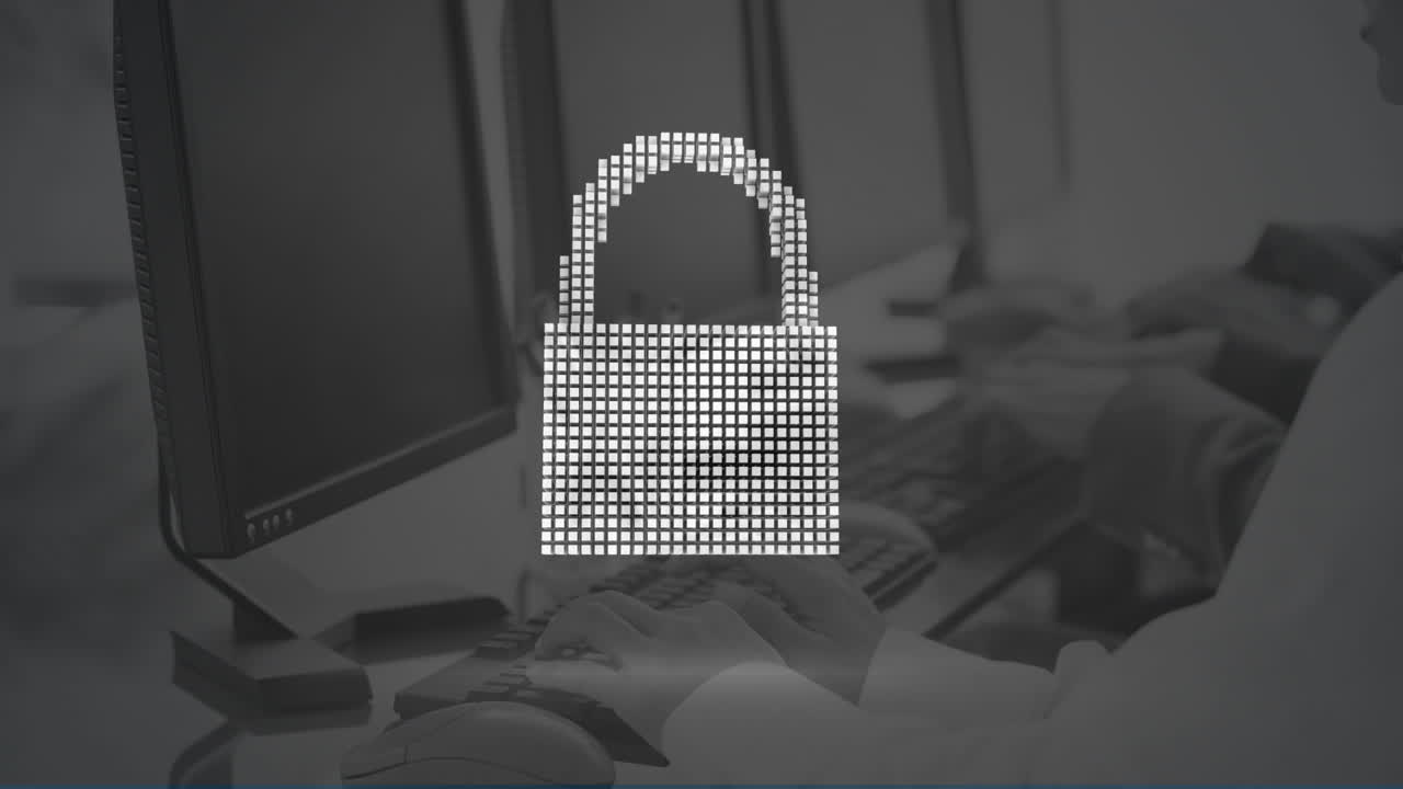 animación de candado digital y nube sobre computadoras en la oficina