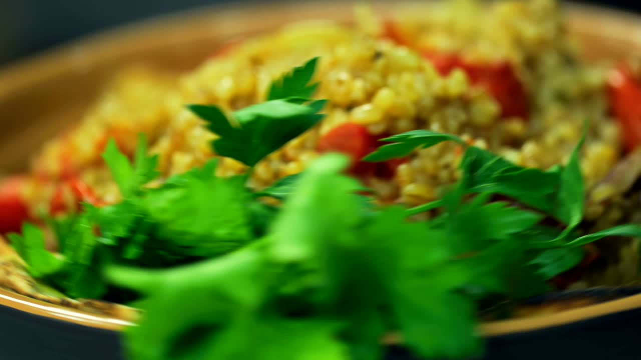 pilaf de arroz con carne de res en rotación