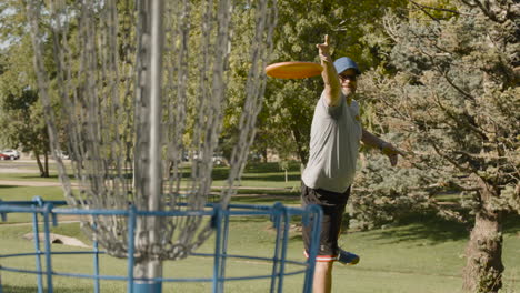 putt de golf de disco poniendo tiro en el campo de discgolf