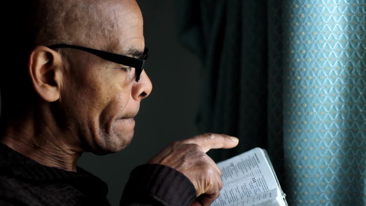 rezando a deus com as mãos juntas no fundo branco com pessoas vídeos de arquivo