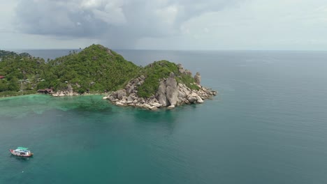 vista aérea de una isla tropical en el océano