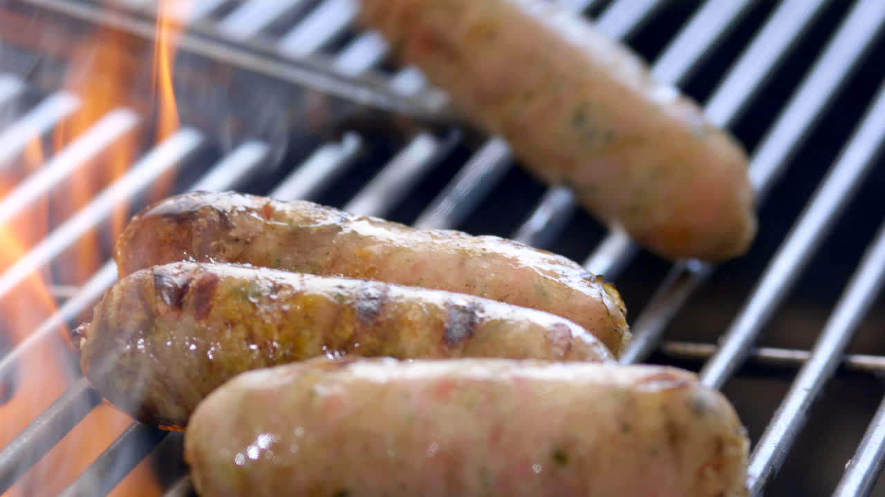 detalle de la toma, asando deliciosas salchichas