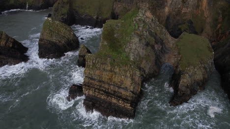 Olas-Oceánicas-Rompiendo-En-La-Costa-Escénica-De-Irlanda,-Vista-Aérea-De-La-Cala-Nohoval,-Roca-Y-Acantilados-Escarpados