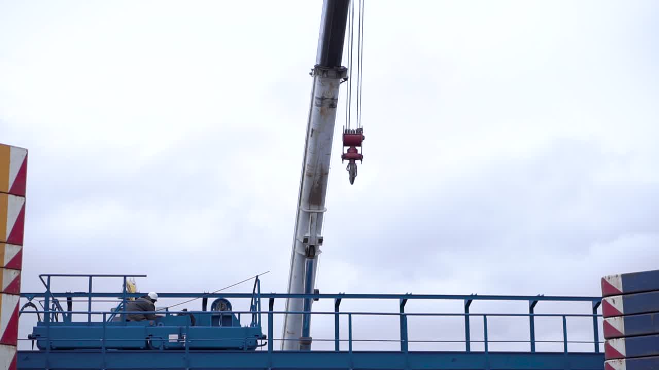 작업 중인 건설 크레인