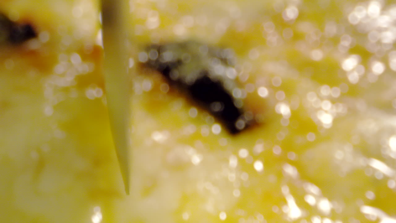 매크로는 치즈와 토마토 소스를 곁들인 절단 피자를 가져갑니다.