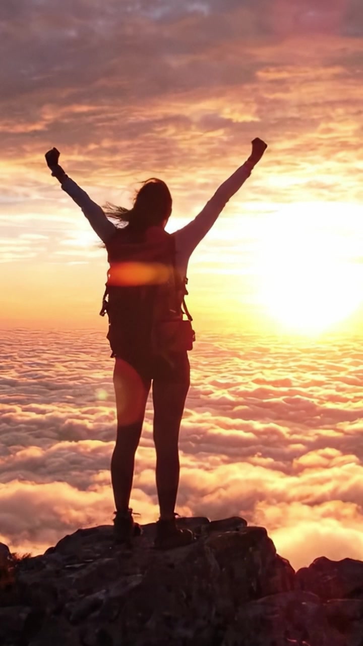 Un coraggioso avventuriero in cima al mondo: che celebra la bellezza dell'alba sopra le nuvole, abbracciando lo spirito di avventura e libertà.