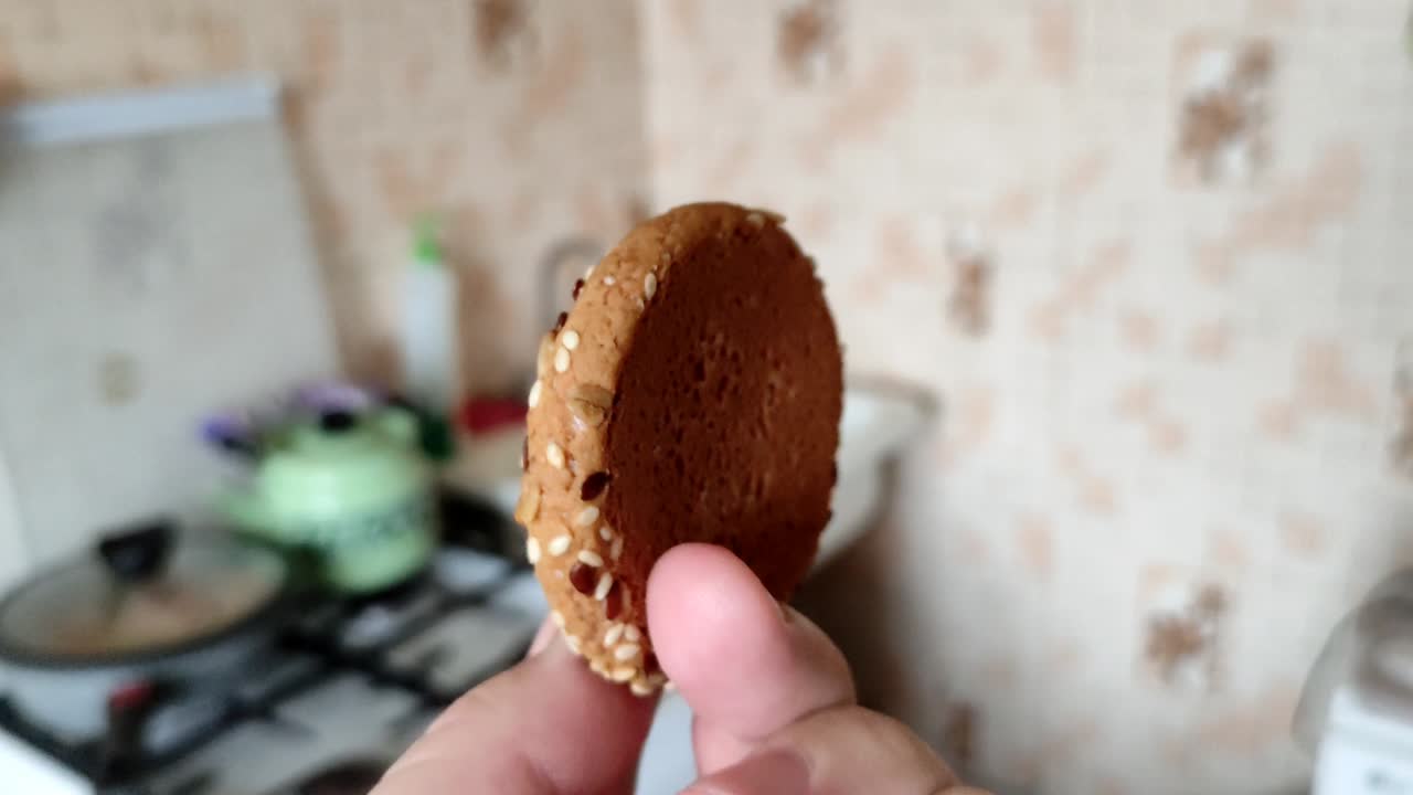 galleta de avena en la mano del hombre