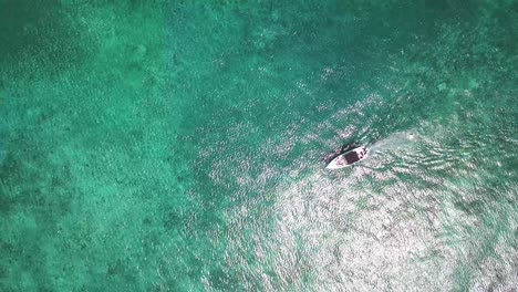 Barco-De-Crucero-En-El-Agua-Del-Océano-Caribeño-En-Belice-Vista-De-Pájaro