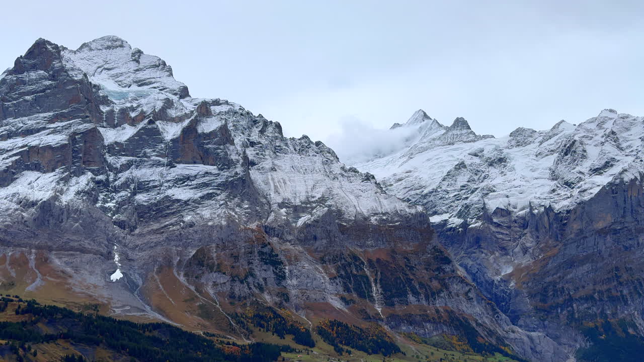 grindelwald montaña picos del glaciar vista del valle suiza alpes nevados jungfrau junfrangu lauterbrunnen octubre nublado tarde de otoño paisaje parte superior del paseo en góndola toma estática