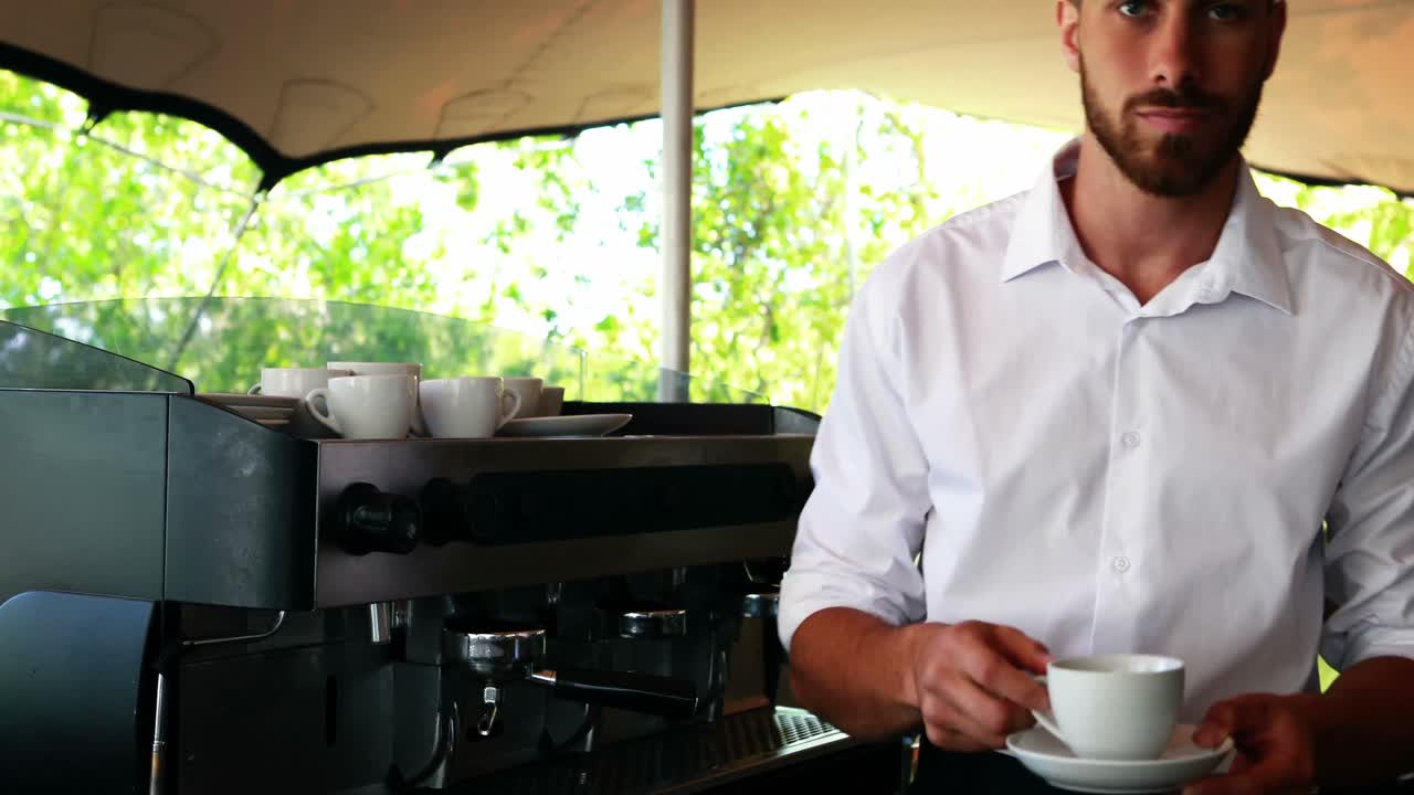 Cameriere che prepara l'espresso al ristorante 4k