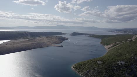 Video-Con-Drone-De-Plano-Frontal-Avanzando-Sobre-La-Costa-De-Jadranovo-Y-La-Isla-De-San-Marcos-En-Croacia,-En-El-Fondo-El-Puente-Krcki