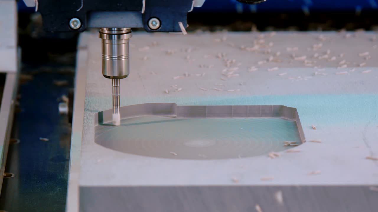 cnc 밀링 머신은 공장에서 일부 플라스틱 부품을 만니다.
