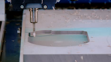 la máquina de fresado cnc hace algunas piezas de plástico en una fábrica