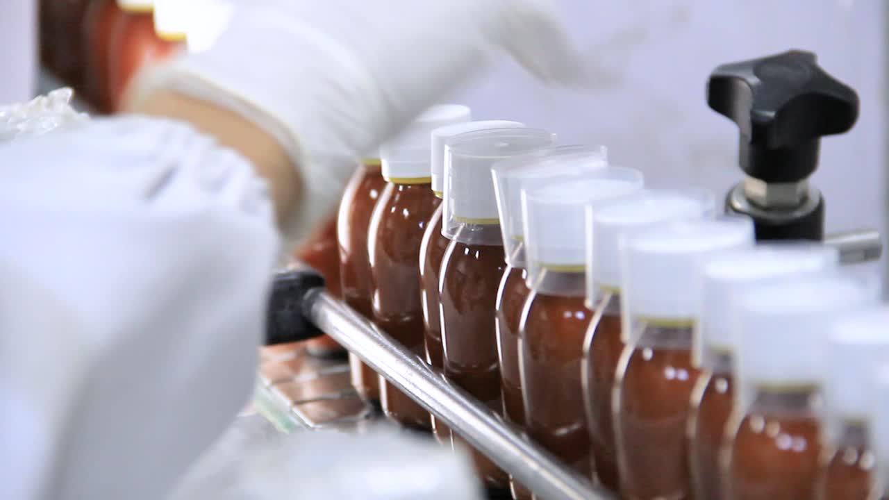 에 모자를 추가하는 손을 닫습니다