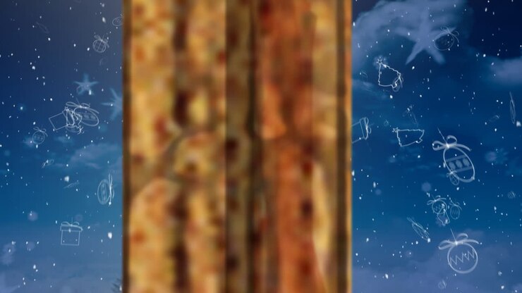 Lampada e decorazioni natalizie sopra una cornice di finestra con icone a tema natalizio contro il cielo notturno