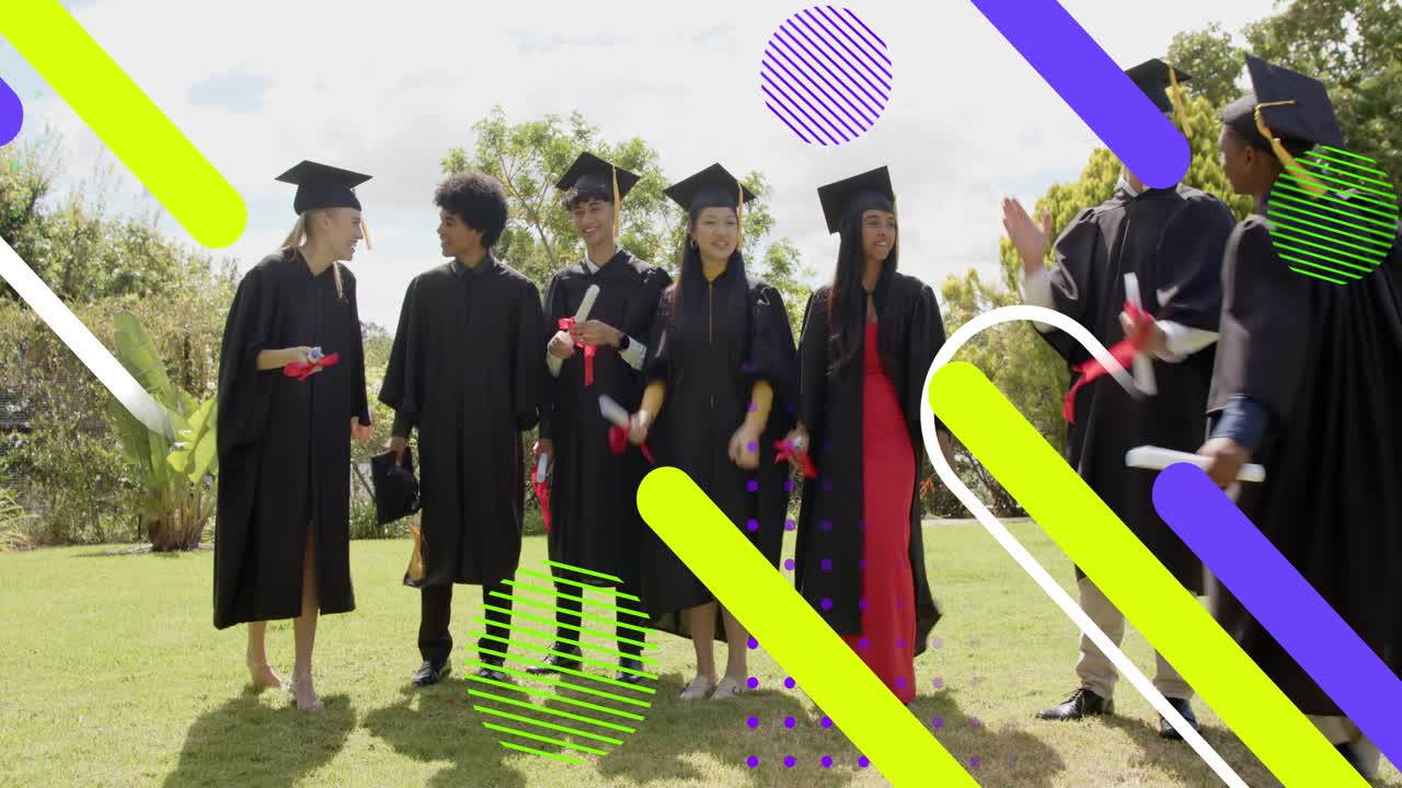 Studenti laureati che applaudono sul prato, corridore che sfreccia davanti creando sovrapposizioni grafiche per festeggiare i diplomi