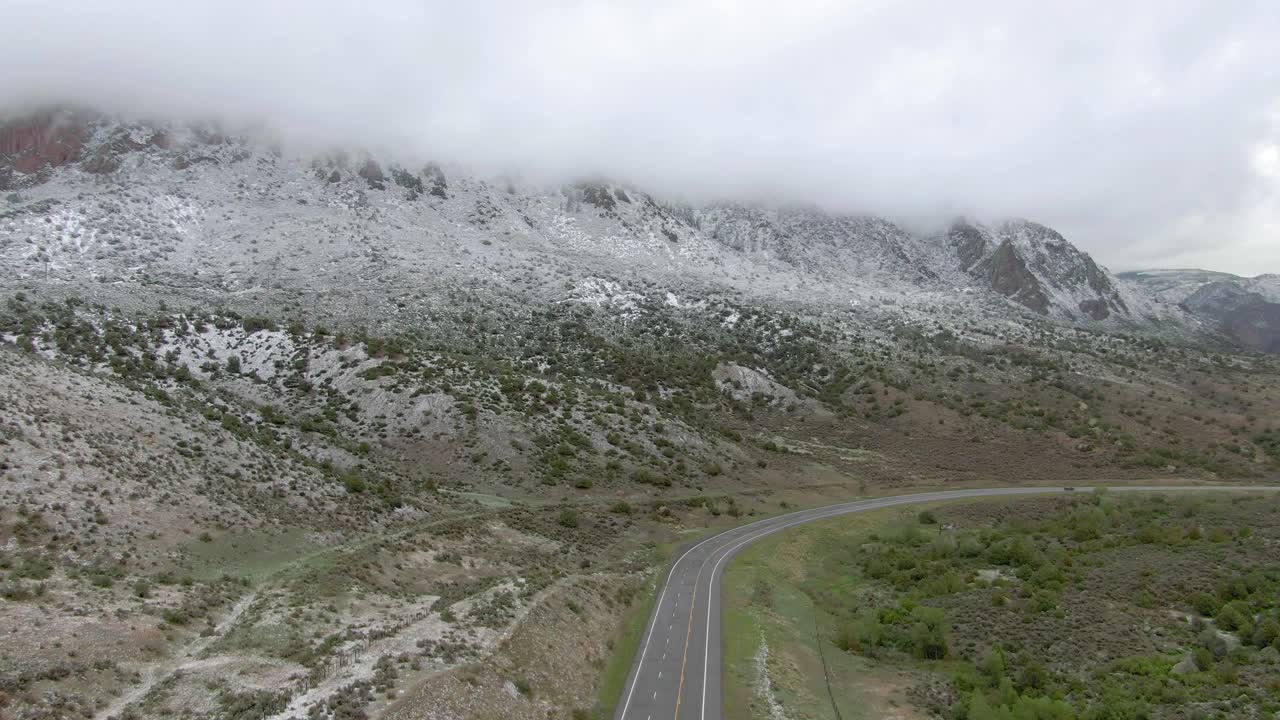 la vista aérea se mueve hacia arriba en la carretera de montaña nevada