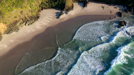 Hermoso-Disparo-De-Dron-Mirando-A-La-Playa-Que-Se-Abre-De-Par-En-Par-En-La-Costa-De-Cabeza-Rota-Cerca-De-La-Bahía-De-Byron