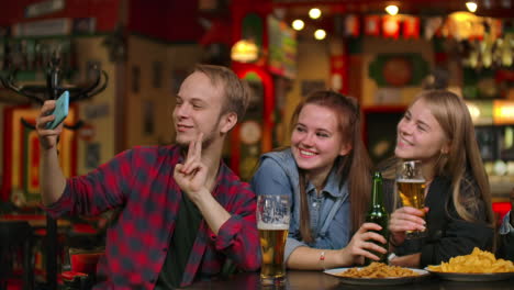 Ein-Mann-Und-Zwei-Duschen-Machen-In-Einer-Bar-Ein-Lustiges-Selfie.