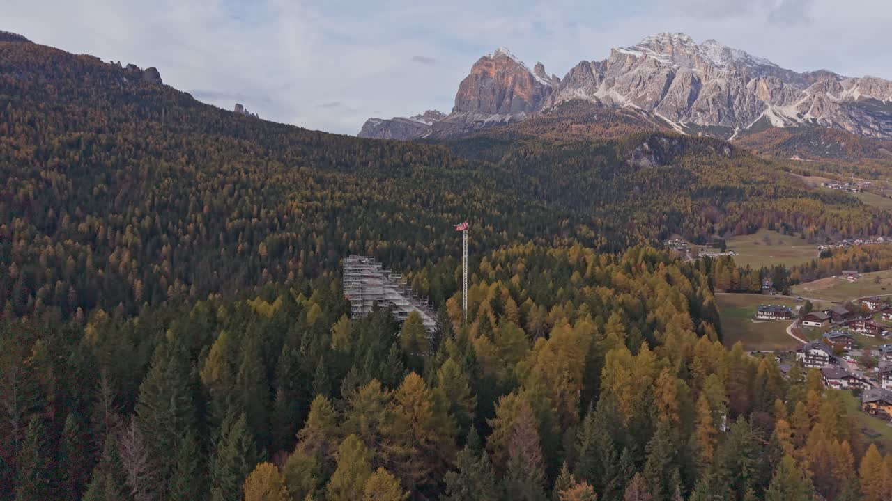 Luftfoto af renovering af skihopbakke og kran i baggrunden i Cortina, Dolomitterne