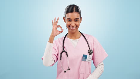 doctor, mujer y señal perfecta en el estudio para ok