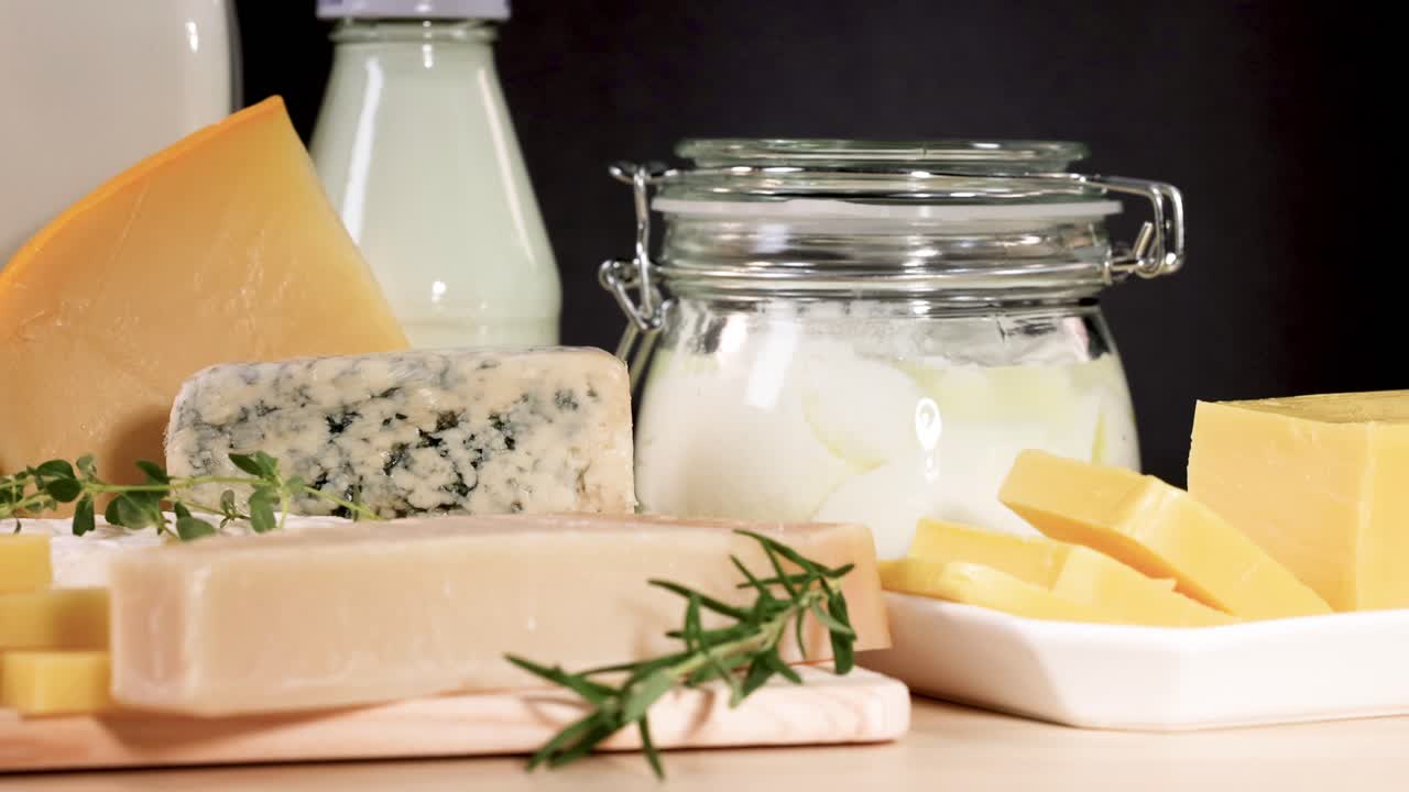 productos lácteos variados dispuestos cuidadosamente en una mesa