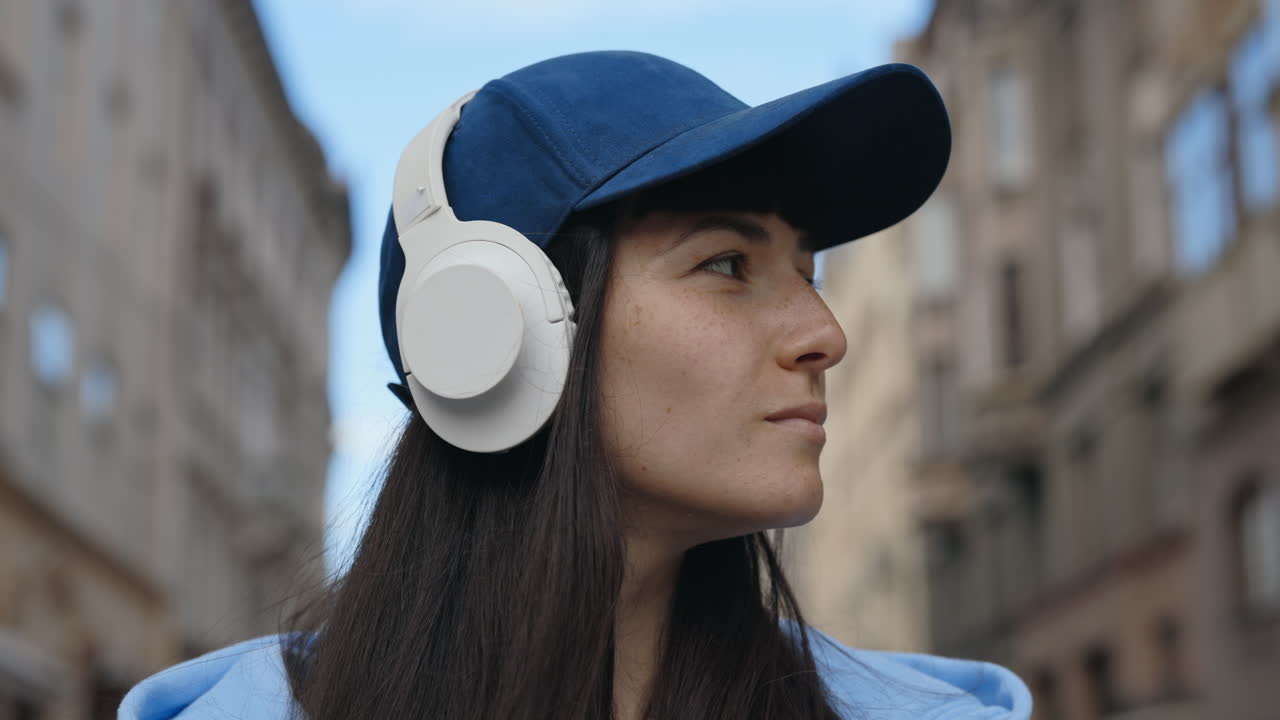 헤드폰을 가진 여자의 초상화