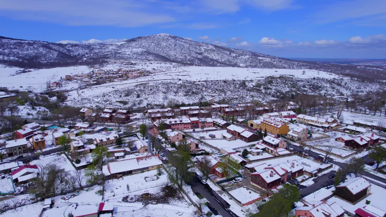 saque la vista aérea sobre el campo cubierto de nieve de la pradera de navalhorno en españa
