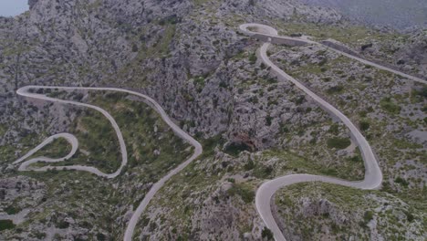 fotografía reveladora de la famosa nus de sa corbata en mallorca, desde el aire