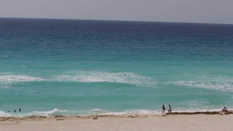 Weite-Aufnahme-Am-Strand-Mit-Türkisblauem-Wasser