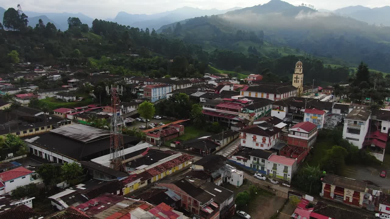 vista de cerca del tradicional pueblo cafetero en las montañas de colombia