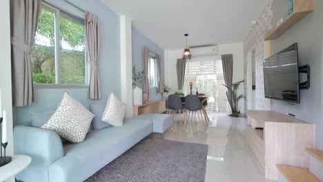 Decoración-De-Una-Casa-En-Colores-Pastel-Que-Muestra-La-Sala-De-Estar-Y-El-Comedor