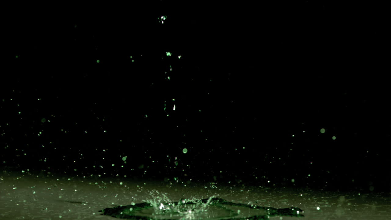 땅 위에서 슈퍼 느린 움직임으로 흐르는 액체