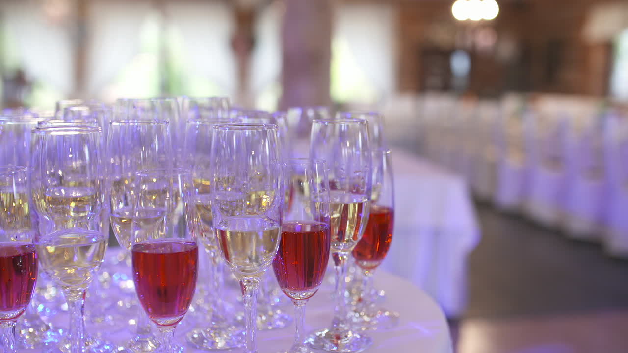 las copas de champán esperan a los invitados a la boda.