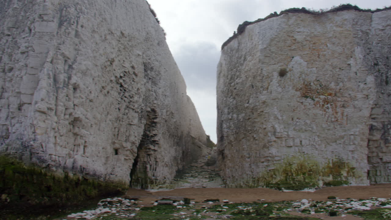 Toma panorámica a baja altura de los acantilados en el extremo este de la playa de Botany Bay.