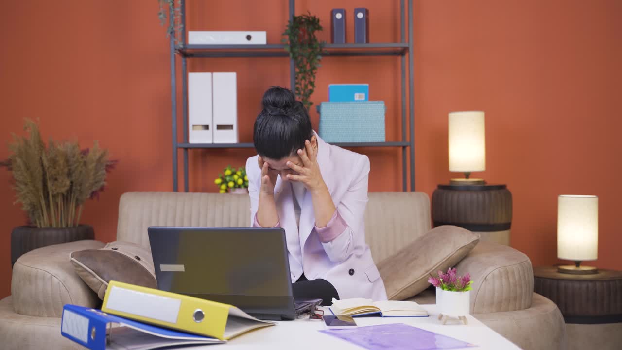 홈 오피스 직원 젊은 여성이 우울증을  ⁇ 고 있습니다.