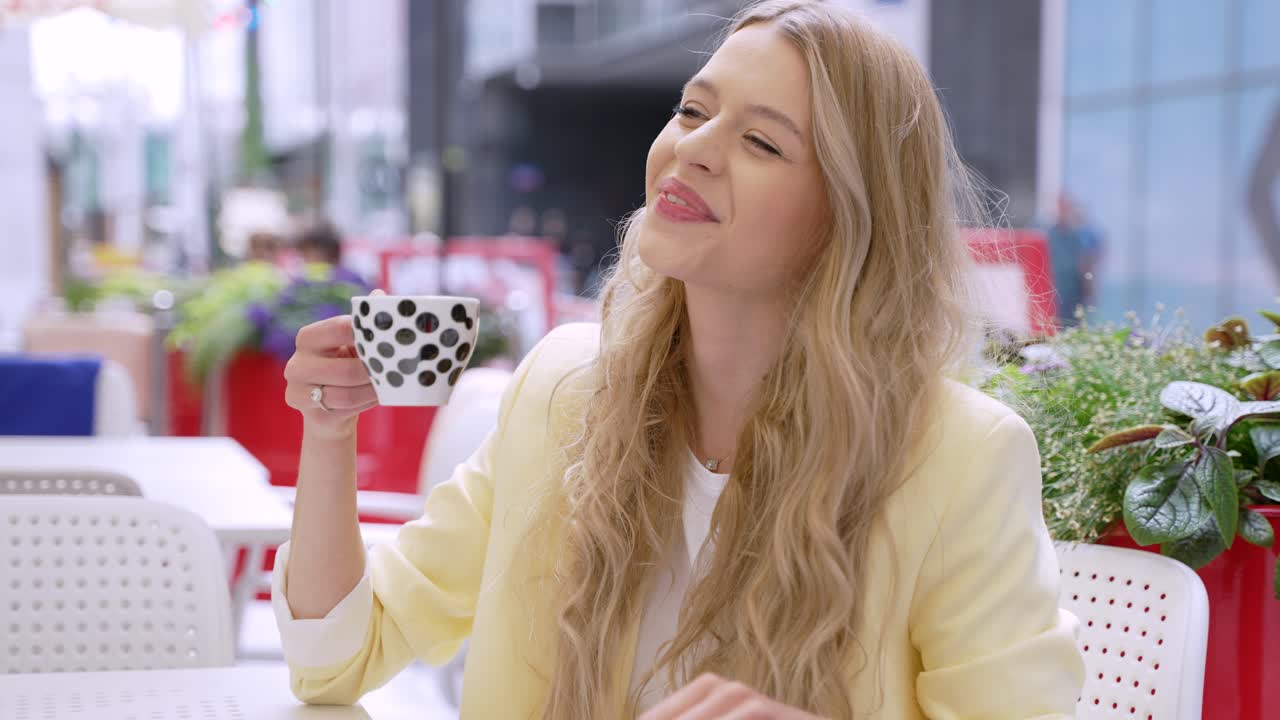 mujer disfrutando de café en una cafetería al aire libre