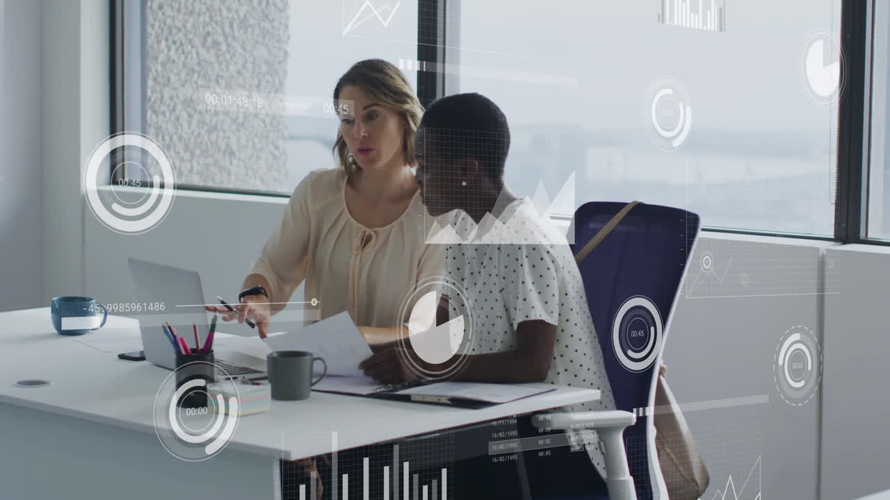 Animazione di icone ed elaborazione dati su diverse persone in ufficio